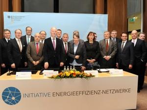 Staatssekretär Rainer Baake (6. v. l.) und Bundesumweltministerin Barbara Hendricks (9. v. l.) zusammen mit Mitgliedern der Initiative Energieeffizienz-Netzwerke, Foto: BMWi/  Susanne Eriksson