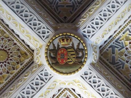 22_Decke-mit-Wappen-im-Schlafzimmer-des-Koenigs-Palacio-Nacional-da-Pena-Sintra-Lissabon-Portugal