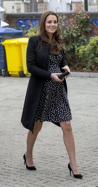 Kate Middleton zu Besuch in einer Kinderklinik, 18.03.2015. Foto: Alex Lentati/Evening Standard/PA Wire URN:22527104, picture alliance / empics