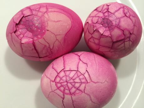 Für einmal von INNEN gefärbt: Marmorierte Randensaft-Eier