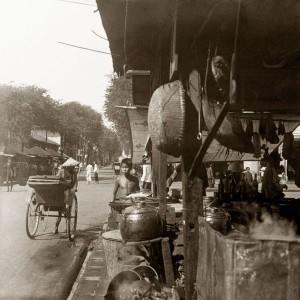 Rikscha-Fahrer auf der Straße vor einer Nudelsuppenküche.