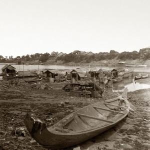 Fischerhütten und Boote am Mekong in 1929.