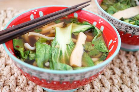 Klassische asiatische Suppe mit Udon-Nudeln und Pak Choi