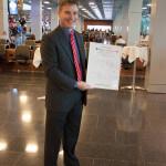 Tobias Somandin CEO Germania Flug AG Urkunde von Swissport