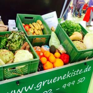 verschiedene grüne Kisten mit Obst und Gemüse