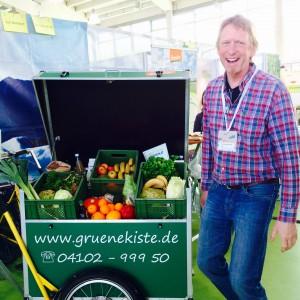 Thomas Kölker mit dem Werbe-Lieferfahrrad der Grünen Kiste