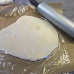 Glutenfreie Pizza aus Japan ? Unser Erfahrungsbericht zum KOMEKO Reismehl Zwischen Frischhaltefolien lässt sich der Teig gut rollen