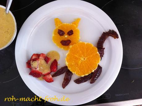 Katze aus Orange, Medjool Dattel und Erdbeeren - mit 