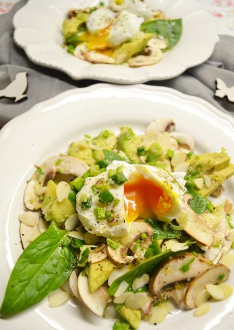 Herrlich frisch! Avocado-Champignon-Salat mit pochiertem Ei