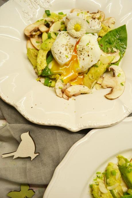 Herrlich frisch! Avocado-Champignon-Salat mit pochiertem Ei
