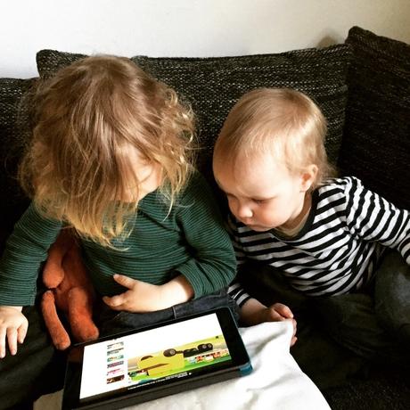 Kleinkinder mit iPad