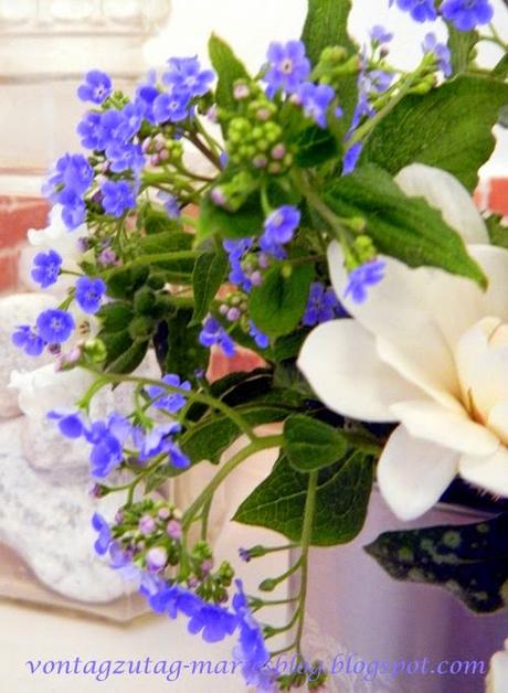 Blau - weiße Blütenpracht für Taufe, Erstkommunion oder ...
