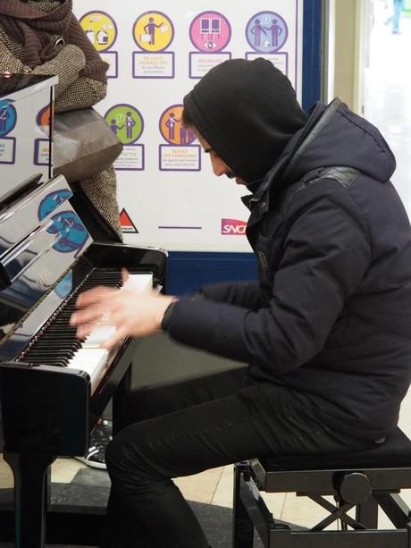 Klavierkonzert in Paris Gare de l’Est im Rahmen einer Aktion von SNCF –
ein echter Geheimtipp für Musik Liebhaber