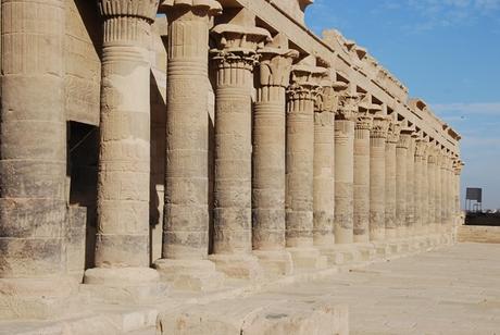 05_Westlicher-Saeulengang-im-Tempel-von-Philae-Assuan-Aegypten-Nilkreuzfahrt