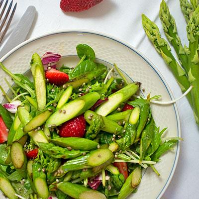 Wildkräuter-Salat mit grünem Spargel & Erdbeeren