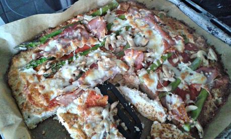 Cooking: Blumenkohl Pizza mit Schinken und grünem Spargel  (Low Carb)