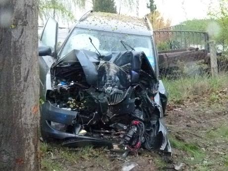 Autounfall Stemwede – 18-jähriger stirbt bei Kollision mit Baum Autounfall Stemwede - 18-jähriger stirbt bei Kollision mit Baum@Polizei Minden-Lübbecke