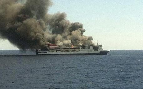 epa04724321 A handout picture provided by one of the evacuated passengers of a ferry from Acciona Trasmediterranea company which travelled between Palma de Mallorca and Valencia, shows a fire that broke out in the ferry on 28 April 2015. EPA/PASSENGER / HANDOUT BEST QUALITY AVAILABLE HANDOUT EDITORIAL USE ONLY/NO SALES +++(c) dpa - Bildfunk+++