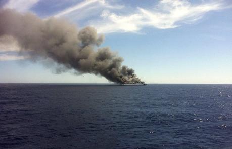 epa04724320 A handout picture provided by one of the evacuated passengers of a ferry from Acciona Trasmediterranea company which travelled between Palma de Mallorca and Valencia, shows a fire that broke out in the ferry on 28 April 2015. EPA/PASSENGER / HANDOUT BEST QUALITY AVAILABLE HANDOUT EDITORIAL USE ONLY/NO SALES +++(c) dpa - Bildfunk+++