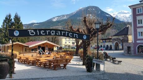 Biergarten mit Alpenpanorama