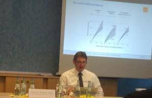 Prof. Dr. Andreas Holm bei der Erläuterung der Studie zur Wirtschaftlichkeit von wärmedämmenden Maßnahmen, Foto: Andreas Kühl