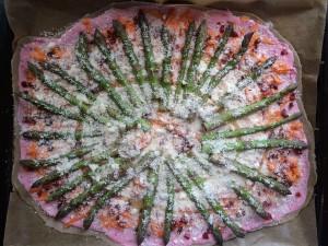 Farbexplosion: Himbeer-Minz-Flammkuchen mit Spargel und Süßkartoffel