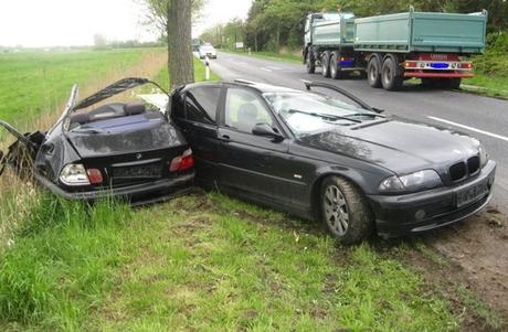 Autounfall Leer - BMW prallt gegen Baum@Polizei Leer
