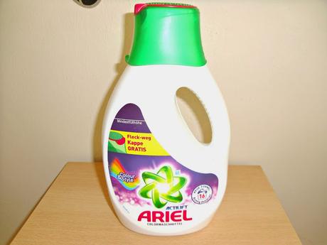 Ariel Actilift Colorwaschmittel mit der Fleck-Weg Kappe im Produkttest