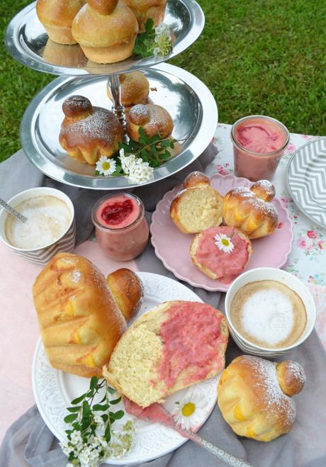 Frühstück auf Französisch! Brioches à tête mit Rhabarber-Curd
