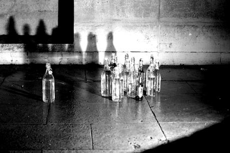 Glasflaschen mit Schatten in einem leeren Brunnenbecken  { by it's me! }