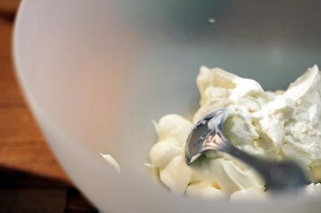 Weiße Moussetorte mit karamellisierten Haselnüssen