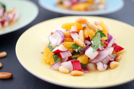Radieschen-Salat mit Minze, Orange und Pinienkernen