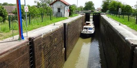 Burgund: der Kloaken-Taucher im Canal du Centre