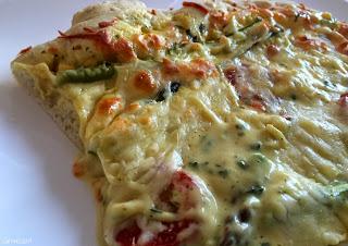 Pizza mit grünem Spargel und Senf-Hollandaise