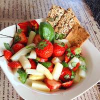 Saisonal & superlecker - einfacher Erdbeer Spargel Salat mit Balsamico-Dressing