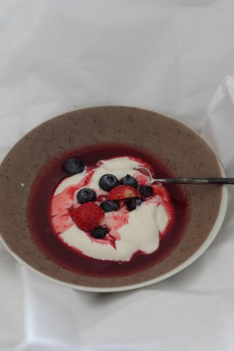 Rhabarber Erdbeer Kompott mit greek Joghurt