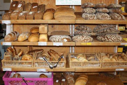 reiche Auswahl an frisch gebackenem Brot