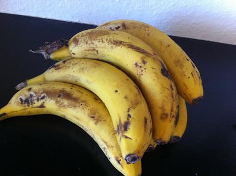 Bei komplett gelber Schale und ersten braunen Flecken kannst du die Bananen essen.