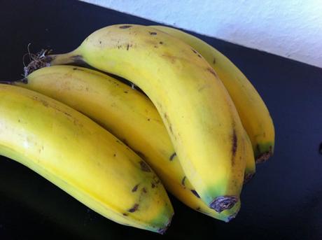 Diese Bananen sind noch zu unreif ... lass sie besser noch einige Tage liegen.
