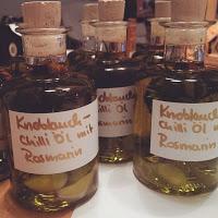 Schnelles DIY Knoblauch-Chili-Öl mit Wollmützchen