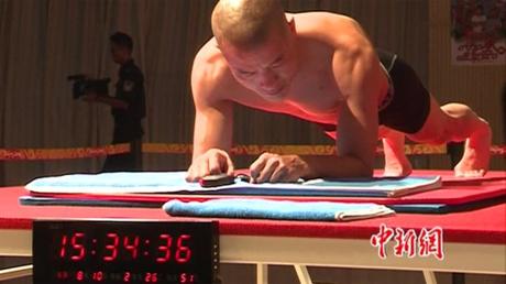 Weltrekord im Planking – Ein Mann wie ein Brett