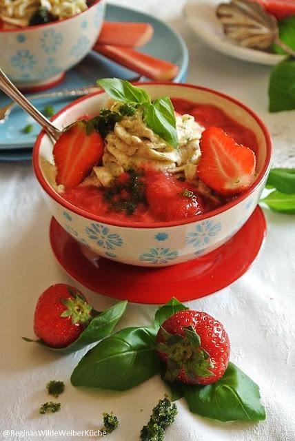 Basilikum-Griesmousse mit Erdbeer-Rhabarber-Ragout - vollmundig-cremig, fruchtig-süß und kein bisschen sündig ♥