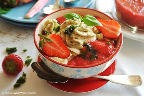 Basilikum-Griesmousse mit Erdbeer-Rhabarber-Ragout - vollmundig-cremig, fruchtig-süß und kein bisschen sündig ♥