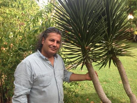 Self-Made-Man Hüseyin Aykurt im Garten seines Anwesen: Lykia Edrassa Hotel & Restaurant. Überall stehen Jahrhunderte alte Pinienbäume. Wenn im Sommer ganz Adrasan unter sengender Sonne steht, speist du im Schatten der Pinien ohne eine einzige Schweissperle auf der Haut.