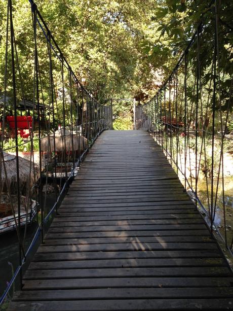 Über diese Hängebrücke musst du wandeln, um im Hotel & Restaurant Lykia Edrassa in Adrasan anzukommen. Und ich verspreche dir: du wirst hier gern ankommen.