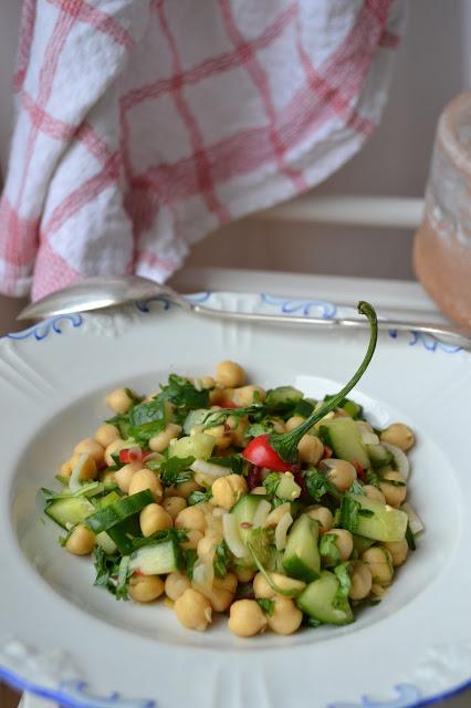 Savoury Wednesday: Kichererbsen-Koriander-Salat mit Sojadressing und frischer Chili