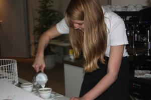 Barista inszeniert Kaffeezubereitung anlässlich des 5. Kaffeehaustages