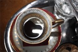 Feine sichtbare Öltropfen bedeuten einen aromatischen Kaffee