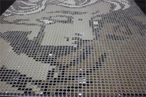 »Der Kuss« von Roy Lichtenstein aus 8.000 Kaffeebechern zur Coteca-Premiere, gestaltet von der HFBK