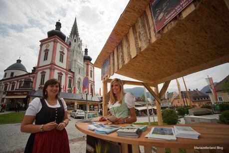 Christine Kraft und Petra Lammer sammeln Stimmen für die Platzwahl 2010 der Kleinen Zeitung